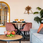 First Line , Cosy And Comfortable + Swimming Pool Apartment