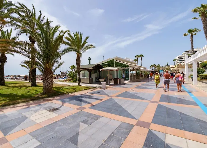 First Line , Cosy And Comfortable + Swimming Pool Апартаменты