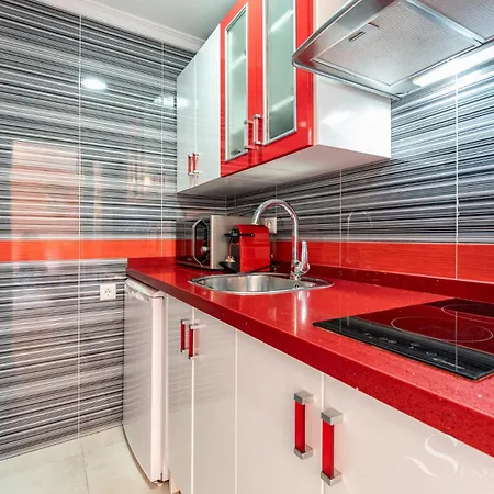 First Line , Cosy And Comfortable + Swimming Pool Appartement *